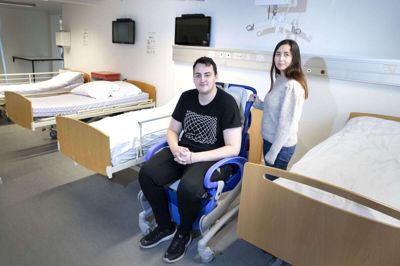 Kristijan Sebez læser til social- og sundhedshjælper, mens Marlene Henriksen læser til social- og sundhedsassistent. Begge er begyndt på uddannelserne, fordi de kan få løn under deres grundforløb, for ellers kunne det ikke hænge sammen økonomisk. Foto: Tom Laursen