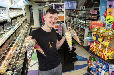 Den tidligere Slikworld hedder nu Dit Slik og har Michael Jensen som bestyrer. Der er blandt andet kommet flere lækkerier fra udlandet på hylderne, og så kan man få leveret bland-selv-slik og donuts derhjemme. Foto: Jørn Deleuran