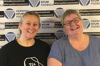 Annemette Nielsen (t.v.) og centerleder Randi Pedersen vil have fodboldmødrene ind på banen. Herning KFUM Fodbold vil starte fodbold fitness kun for kvinder for at fodboldmødrene også får en mulighed for at træne sammen og have det sjovt samtidigt. Foto: Privatfoto