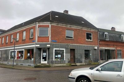 Det er både denne hjørneejendom og Østergade 4, der ligger til venstre for den - uden for billedet - der er sat til salg sammen. Nr. Bredgade 3, som er bygningen til højre i billedet, ejer Hasse Rahbek Jensen også, men den er ikke til salg. Foto: Henrik Ind JØrgensen