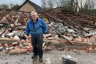 Der er stadig en smule tilbage af den gamle garage, men det er ikke meget efterhånden, da Steen Stjernholm og et par andre er i gang med at rive den ned. Foto: Tobias Tange Jepsen
