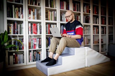 Malte Lillelund Nørgaard er meget tit på Facebook og han morer sig hver gang over alle de pudsige hverdagsoplevelser og morsomme kommentarer, som han støder på. Foto: Jakob Stigsen Andersen