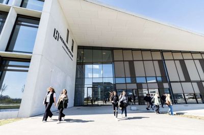 I næste uge fortæller Herningsholm Erhvervsskole & Gymnasier om handels- og erhvervsuddannelserne. Foto: PR-foto