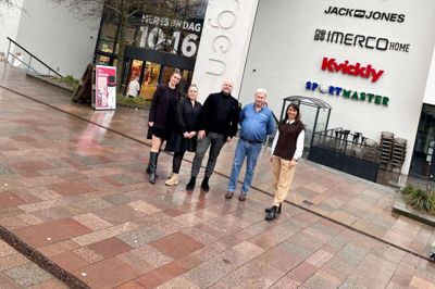 Ledelsestrioen Louise Stampe Pallesen, Trine Lund og Kim Sangild fra Advicer har for nyligt lukket en aftale med Borgen Shopping i Sønderborg, hvor Flemming Enghave er centermanager, og Karen Salih er markedschef. Foto: PR-foto