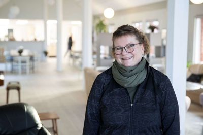 For en god håndfuld år siden købte Kirsten Slot Jacobsen og hendes mand, Bent, en gammel gård i Borbjerg, som de har renoveret selv. Her tager de ud for at slappe af. Foto: Jørn Deleuran