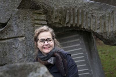 Anne Damgaard er opvokset i Ikast og uddannet beklædningsdesigner fra Danmarks Designskole - i dag Det Kongelige Akademi. Hun er på tredje år leder af Statens Kunstfonds legatudvalg for kunsthåndværk og design. Foto: Tom Laursen