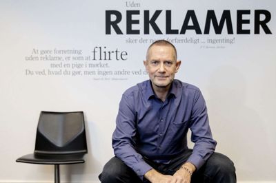 »At gøre forretning uden reklame er som at flirte med en pige i mørket. Du ved, hvad du gør, men ingen andre ved det,« står der på væggen bag Jakob Pors Storm. Torsdag 13. januar fejrer han 25-årsjubilæum med kundekontakt som medierådgiver i Mediehuset Herning Folkeblad. Foto: Jørn Deleuran
