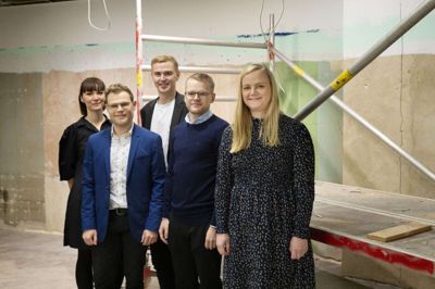 Snart rykker hele Seerup Optics-holdet i nye lokaler på den modsatte side af gågaden. Fra venstre Anette Nordborg, butikschef Michael Fenger, ejer Mads Seerup, Simon Lodahl og Ann Sofie Nielsen. Foto: Jørn Deleuran