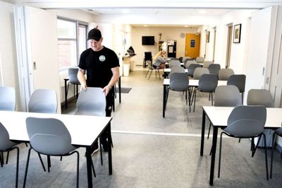 Halformand René Saandvig i det nu lyse og nyrenoverede cafeteria i Ilskov Hallen. Foto: Tom Laursen
