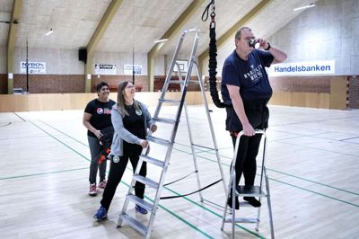 Der var tid til både en kop kaffe og en sludder, da Hanne Mathiassen ved stigen hjalp Tom Sangild med at blive spændt op til det nye tilbud hos Ilskov Kultur og Idrætsliv, bungee fitness. Foto: Tom Laursen