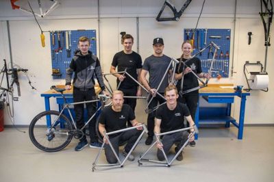 SVENDEPRØVE Et hold cykelmekanikere har bestået deres svendeprøve på Herningsholm Erhvervsskole & Gymnasier: Aksel Josiasen - Givskov Cykler A/S, Skive; Knud Erik Horsdal - Design Cykler Aarhus ApS, Risskov; Matias Uhrenholt - Hobro Cykel & Scooter v/Jens Peter Hansen, Hobro; Nicolaj Vestergaard Jensen - Fri Bikeshop, Odense M; Peter Sejer Christensen - Dania Bikes, Rødekro og Silja Holm Filtenborg Vestergaard - Cykelcenter Herning, Herning. foto: Privatfoto