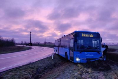 Rutebussen på rute 124 mellem Videbæk og Ringkøbing havnede onsdag morgen i grøften vest for Videbæk. Selv om der på skiltet står »Ikke i rute«, så var det en status, chauffør valgte at signalere efter, at den kom til at sidde uhjælpelig fast i skrænten ved svinget ned mod omfartsvejen. Foto: Jens Kristian Lynderup