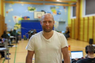 Lars Thomhavs oprindelige indgang til Klovborg Friskole kom gennem den nu forhenværende leder. - Jeg arbejdede på St. Andst Efterskole for ordblinde, og her mødte jeg Jesper á Lágni Larsen, som også arbejdede der på det tidspunkt. Og da han så fik brug for en viceskoleleder i Klovborg, kontaktede han mig, fortæller han. Foto: Dennis Duggen