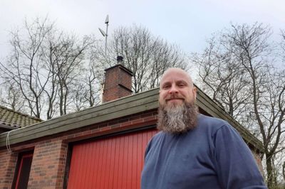 Poul Nielsen har flere gange flyttet sin mobilmast på skorstenen rundt i haven på Hjøllundvej for at få et bedre og mere stabilt mobilbredbånd. Nu har han mistet tålmodigheden med teleselskaberne og søger opbakning til, at familier og virksomheder omkring Arnborg sammen søger om statslig støtte til at få fiberbredbånd. Foto: Jesper Wind