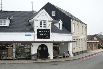 Hjørneejendommen i Jernbanegade her i Kibæk er klar til udlejning, mens beboelsesejendommen bagved er til salg. Den tidligere slagterbutik bagerst i billedet er forsøgt udlejet i tre år. Foreløbig er der ikke fundet en lejer. Foto: Tom Laursen
