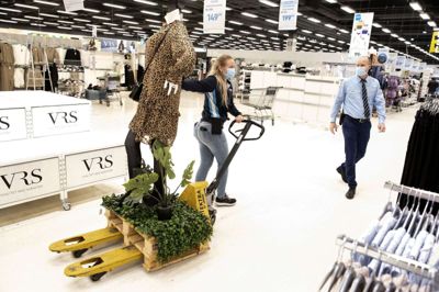 Det første område, der bliver forandret, er ved indgangen til nonfood. Her skal der være parfumeri, fortæller varehuschef Mark Jeppesen. Foto: Tom Laursen