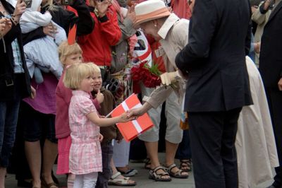 Fem år og med en buket røde bonderoser hjemme fra haven. Laura Dahl Mosegaard hilser på dronning Margrethe under regentparrets besøg i Herning 4. juni 2009. Omkring hende står kusine Emma (med krone) og fætter Anton. Yngste fætter, Ebbe, følger med fra moster Lisbeth Dahl Christensens arm lige bag ved. Og helt til venstre i billedet aner man lige kameralinsen fra mor Rikke Mosegaard, der er klar til at forevige mødet. Foto: Flemming Jeppesen, Fokus