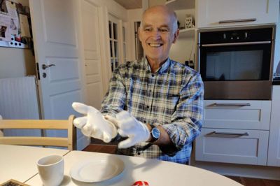 De hvide handsker har Knud Erik Simmelsgaard endnu. De ligger i lommen på hans fineste sæt tøj, som han havde på til audiensen. Den højre handske har han hilst på dronningen med. Handskerne er ikke blevet vasket siden understreger han. Foto: Jens Kristian Lynderup
