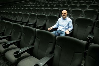 Biografdirektør Bjarne Raabjerg glæder sig over, at han snart igen kan få selskab i biografsæderne i Ikast Bio. Foto: Tom Laursen