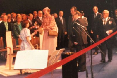 Tine Norup er i dag 45 år. Da hun var 10 år, havde hun æren af at overrække dronningen blomster, som det ses på dette grynede billede. Foto: Privatfoto