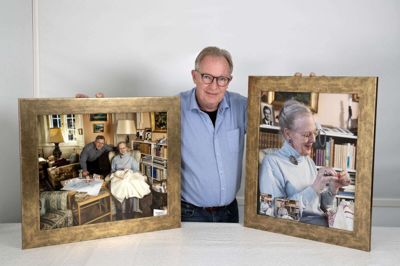 - Jeg fik en fantastisk oplevelse med en dejlig og rar dame, siger Henrik Mark om mødet med dronning Margrethe. Her ses han med det portræt, han selv stod for (t.h.), og så billedet af ham og majestæten, hvor han, ifølge ham selv, havde lagt armen skødesløst om dronningen. Foto: Tom Laursen