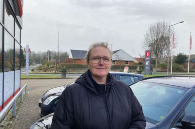 Yvonne Sand Mikkelsen, Kibæk, 49 år, lagermedarbejder:- Jeg går lidt op i de kongelige. Vi har fulgt hende i de udsendelser, der har været i fjernsynet for nylig. Man kan mærke, at hun er helt nede på jorden. Jeg kan godt lide hende og synes, at hun klarer det supergodt. Jeg synes ikke, at hun skal stoppe som dronning. Hun skal blive ved, lige så længe hun selv synes, at hun kan klare det.Foto: Ida True Berg