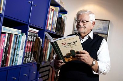 Bogreolerne hjemme på Violvej er godt fyldt op, men der ligger en hel verden af viden - i aviser og i litteraturen - på internettet, hvor Knud Erik Kirkegaard nu henter læsestoffet via forskellige abonnementsordninger. Foto: Tom Laursen