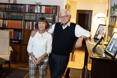 Karen Kirkegaard har sparet husholdningen for mange penge ved selv at sy de gallakjoler, hun havde på, når hun var til fest med sin mand, Knud Erik Kirkegaard. 15-20 af kjolerne er udstillet på Tekstilmuseet i Herning. Foto: Tom Laursen
