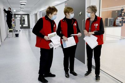 Fra venstre har Britta Lærke, Lene Alminde og Gudrun Finnemann netop fundet deres første destination på hospitalet. Og det var fuldstændig uden svinkeærinder på vejen, så alt tyder på, at der er god hjælp at hente for patienter og pårørende i Røde Kors’ patientstøtter i Gødstrup. Foto: Henrik Ole Jensen