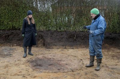 Rosenholmvej 124 var for to årtusinder siden del af en fyrstegård. Museumsdirektør Kristine Holm-Jensen og museumsinspektør Martin Winther Olesen ved sporene efter en brønd. Foto: Jørn deleuran