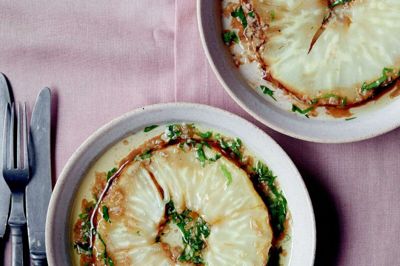 Bagt knoldselleri med ansjos-vinaigrette. Foto: Chris Opander Tonnesen
