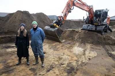 Museumsdirektør Kristine Holm-Jensen og museumsinspektør Martin Winther Olesen på den sidste brik i udgravningen af det, der i jernalderen var en fyrstegård i Tjørring. Et nyt forskningsprojekt skal afdække, hvordan dynastiet i Tjørring evnede at udnytte den politiske situation i en tid, hvor det romerske kejserrige rykkede frem ikke langt mod syd. Foto: Jørn Deleuran