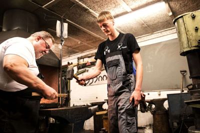 Den unge 17-årige Magnus Ørt Lodberg er med sin farfar, Peder Lodberg, til smedeaften i værkstedet på Bundsbæk Mølle. De er i gang med et projekt med nogle lysestager, og den unge landbrugselev har stor interesse i at tilegne sig håndelaget med hammeren på ambolten. Han tror dog ikke, det er noget, han kommer til at bruge professionelt, men det er han også ligeglad med. Foto: Tom Laursen