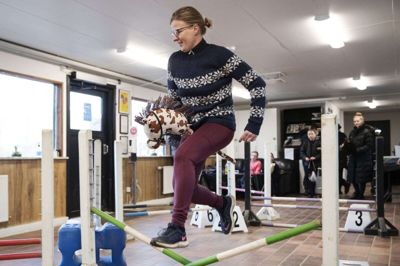 VM i Ridesport er også for 20 udvalgte almindelige rideklubber. Højris Rideklub i Ikast er en af dem. Rideklubben arrangerede flere stævner for at samle point til udtagelsen. En af disciplinerne er kæpheste. Foto: Jørn Deleuran