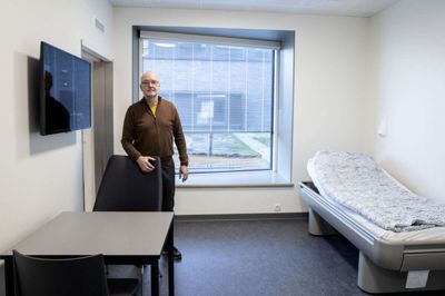 Sygeplejefaglig direktør for psykiatrien i Region Midtjylland, Claus Graversen, viser en af de 90 enestuer på cirka 15 kvadratmeter frem i Regionspsykiatrien Gødstrup. Alle sengestuer har udsigt til naturen gennem de store vinduespartier, og i siddenichen ved vinduet er der mulighed for at åbne ud til den friske luft. Foto: Jørn Deleuran