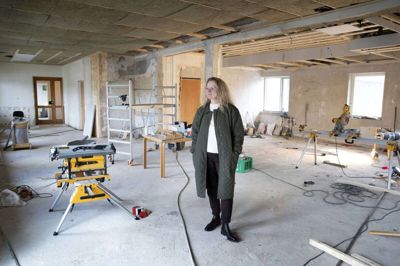 - Pointen med en højskole er at skabe fællesskaber på tværs af interesser og alder. Det store fællesskab er helt centralt for et højskoleophold, siger Vibeke Lundbo, der fra sommer kan samle alle eleverne i mere uformelle rammer i den nye pejsestue. Foto: Tom Laursen