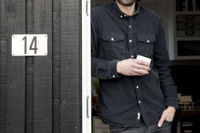 Anders Engholm oplever lige nu en masse opmærksomhed, da møbeldesigneren, der er opvokset i Sunds, er deltager i programmet »Danmarks næste klassiker«, hvor han indtil videre har designet sit bud på en sovesofa og skammel - begge designs har imponeret dommerne, der har belønnet Anders Engholm med en første- og andenplads. Foto: Jørn Deleuran