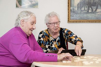 - Vi har ikke været uvenner, mens vi har været voksne. Vi er kommet godt ud af det med hinanden, siger Gerda Jensen. Det er hendes tvillingesøster, Anna Poulsen, enig i - og det gør de også, når de spiller rummikub. Foto: Jørn Deleuran