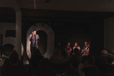 Team Teatret inviterer på tirsdag til en aften, hvor ord-ekvilibrister dyster i scenelyset og venter på publikums hårde dom. Foto: PR-foto