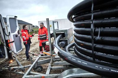 Rundt om i landet har mange varmeforbrugere klaget over eksploderende varmepriser på grund af stigende priser for elektricitet og naturgas. Heldigvis ventes varmeprisen at være mere stabil i Herning. Det oplyser Verdo, som her er i gang med at koble et hus på fjernvarmenettet. Foto: PR-Foto