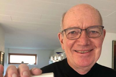 Jørgen Norup er nu 72 år og driver sit eget konsulentfirma. Men fra 1981 til 1997 var han Hernings kommunaldirektør. Det var i den periode, han under et dronningebesøg blev sat til at passe på regentens tobak. Det gjorde han så godt, at han stadig har en pakke liggende. Foto: Privatfoto