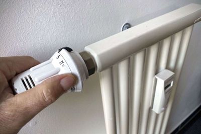 Gulvvarme er meget udbredt, og ifølge Tue Patursson skyldes det blandt andet, at følelsen af varme fødder er populær. Hvis der er varme om fødderne, kan man klare lavere temperaturer i rummet. (Arkivfoto). Frank Hoermann/Sven Simon/Ritzau Scanpix