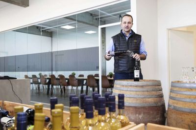 Ikastfirmaet Masa Wine er kommet godt på plads i nye og større lokaler, hvor indehaver Steven Sylvester har fået mulighed for at indrette et stort showroom til de 450 forskellige slags vine. Der er også blevet plads til at indrette et lokale, der skal bruges til vinsmagning for grupper på op til 20 personer. Foto: Jørn Deleuran