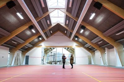 Der er syv meter til loftet i den store sal, som er en del af multisal-bygningen på Møltrup Optagelseshjem, hvor der kan dyrkes forskellige slags sport. Der kommer også en romaskine. Tilbygningen, der er opført med støtte fra Realdania, indvies torsdag i næste uge for særligt inviterede, da Møltrup grundet pandemien ikke kan holde åbent hus. foto: Tom laursen