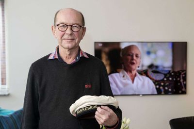 Poul Erik Pedersen er udlært tjener, og inden han blev indkaldt som marinesoldat med tjeneste ombord på Kongeskibet Dannebrog i 1972, arbejdede han tre måneder på et DFDS-skib, hvor han skulle lære spanske og italienske tjenere op i tjenerfaget. Skibet hed i øvrigt Corona, fortæller Poul Erik Pedersen. Foto: Privatfoto
