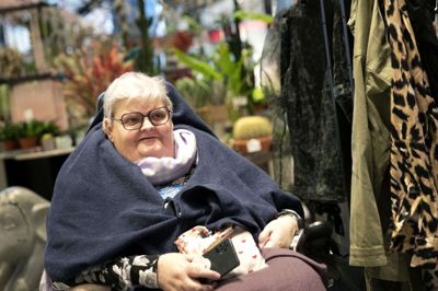 Birthe Christiansen har fået nemmere ved at komme ud at opleve noget, som her i herningCentret, efter at bybusserne har fået specielle anordninger til kørestolsbrugere. Foto: Tom Laursen