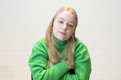 Der er kun seks stole og ikke plads til alle i udvælgelsesløbet i X Factor. 17-årige Lina Nielsen fra Brande vil ikke sige noget om, hvorvidt hun får en stol, selvom optagelserne fandt sted tilbage i efteråret. Foto: Jørn Deleuran