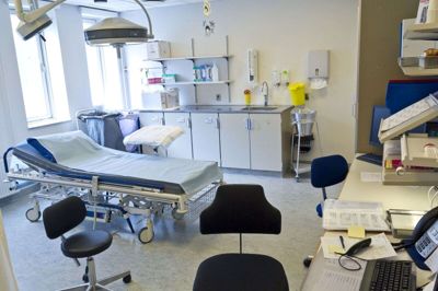 Lige nu står akutklinikken i Ringkøbing øde hen på nær nogle får timer i hverdagene, hvor man kan få taget sine blodprøver efter tidsbestilling i god tid i forvejen. Det falder formanden for Ældrerådet og formand for kommunens social og sundhedsudvalg for brystet. Foto: Steen Don
