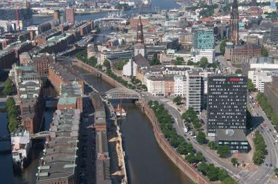 Hamborg er en historisk by, men en stor brand i 1842 og Anden Verdenskrig ødelagde så meget af byen, at den ikke umiddelbart opfattes som en gammel by. Dog finder man det historiske præg flere steder.