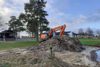 En ny strand for de mindste er på vej ved Sunds Sø. Den er led i en større forbedring af det offentlige område ved »Søgaarden«. Pladsen mellem restauranten og minigolfbanen bliver også reneroveret. Den får nyt fortov, aflæsningsplads og ingen p-pladser. Herning Kommune har lovet, at den plads er klar til sæsonåbning 1. april. Foto: jesper Wind